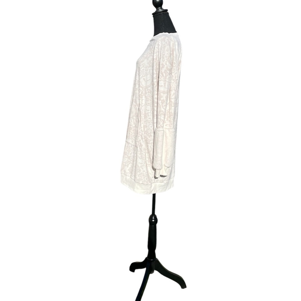 NWT Women’s soft crème sweater with a crew neck XL front pockets by Vera Wang - Picture 3 of 5